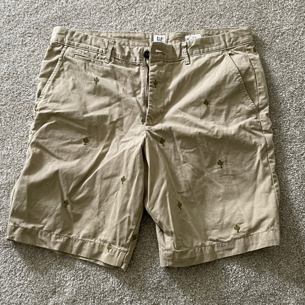 Men’s GAP khaki shorts with cactus print, size 34